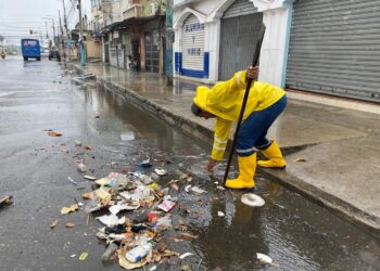 Basura, marea alta y las primeras señales de El Niño inundan calles de Machala