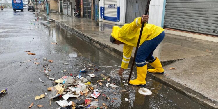 Basura, marea alta y las primeras señales de El Niño inundan calles de Machala