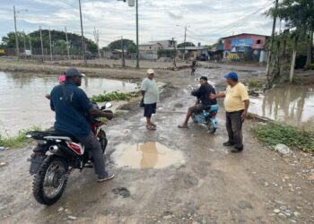 Puente al límite: vecinos piden limpieza urgente ante la creciente de El Macho