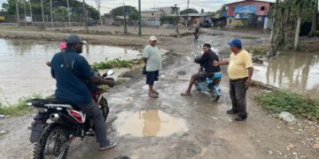 Puente al límite: vecinos piden limpieza urgente ante la creciente de El Macho