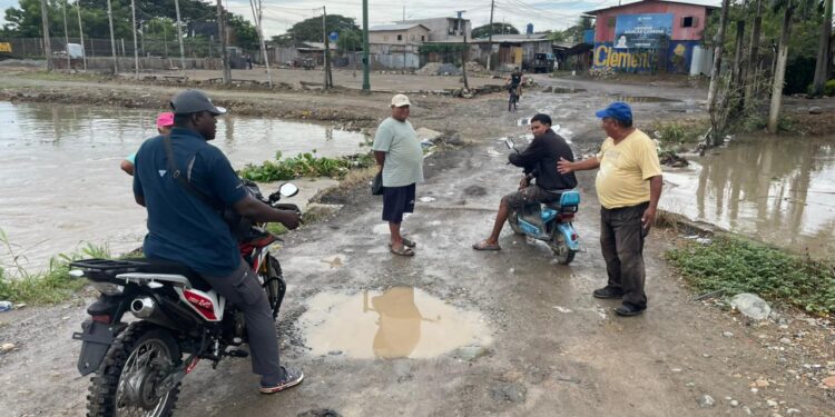Puente al límite: vecinos piden limpieza urgente ante la creciente de El Macho