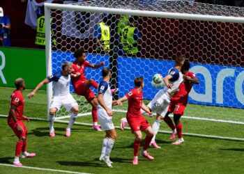 Canadá rescata un empate frente a Bosnia en su debut en la cita mundialista