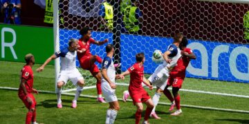 Canadá rescata un empate frente a Bosnia en su debut en la cita mundialista