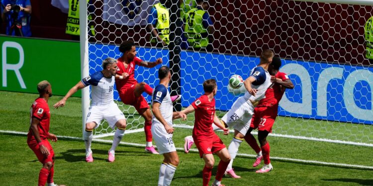Canadá rescata un empate frente a Bosnia en su debut en la cita mundialista