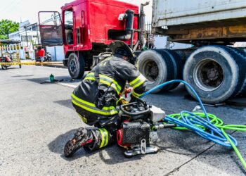 Bomberos de Machala ejecutan complejo rescate hidráulico para liberar a un ciudadano atrapado bajo un vehículo extrapesado