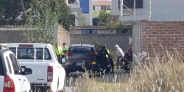 Guía penitenciaria muere acribillada por sicarios en moto al llegar a su vivienda en Riobamba