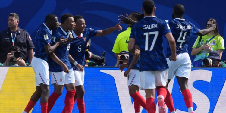 Francia impone su jerarquía y derrota 3-1 a Senegal en su estreno mundialista