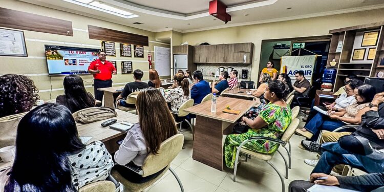 Bomberos capacitan a miembros de Acbir El Oro en trámites digitales y prevención de riesgos