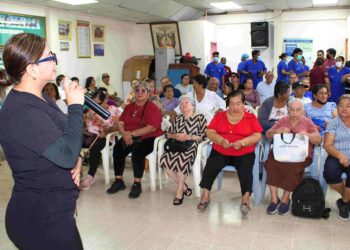 Club de adultos mayores del Hospital Teófilo Dávila participa en jornada de salud y prevención de trastornos del sueño