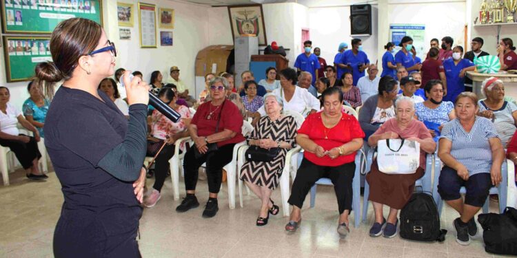 Club de adultos mayores del Hospital Teófilo Dávila participa en jornada de salud y prevención de trastornos del sueño