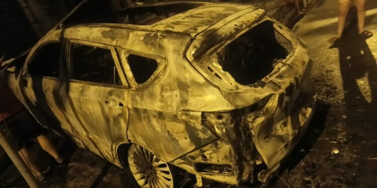 Vehículo se incendia y, por ahora, se descartan amenazas o extorsión