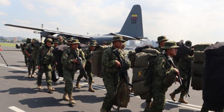 Aeronaves de la Fuerza Aérea trasladan contingente militar para reforzar la seguridad en cuatro provincias