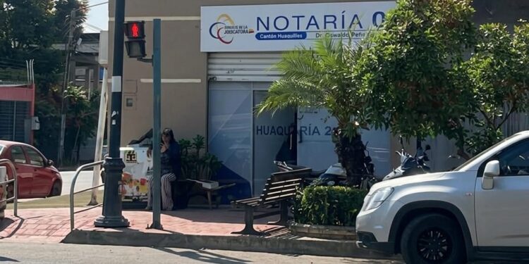 Bajo modalidad de «sacapintas» roban 5.000 dólares a un ciudadano en los exteriores de una notaría en Huaquillas