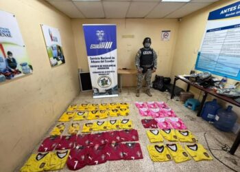 Aduana decomisa cargamento de contrabando con camisetas de la Tri y de otras selecciones internacionales