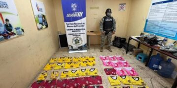 Aduana decomisa cargamento de contrabando con camisetas de la Tri y de otras selecciones internacionales