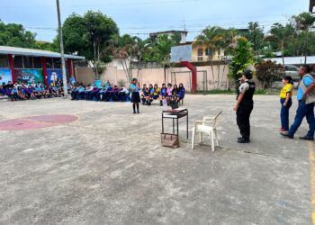 Policía capacitó a estudiantes y padres de familia sobre seguridad vial y prevención de drogas