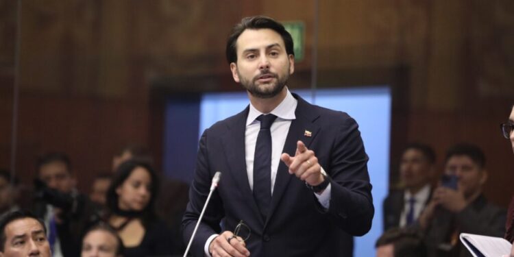 Niels Olsen renuncia a la presidencia y a su curul en la Asamblea Nacional