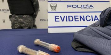 Adolescente fue aprehendido tras operativo policial en una unidad educativa de Santo Domingo