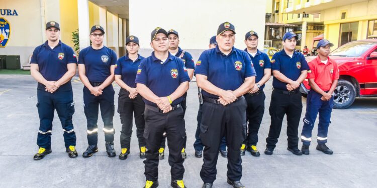 Diez bomberos de Machala se trasladan a Zamora Chinchipe para sumarse a las labores de búsqueda y rescate