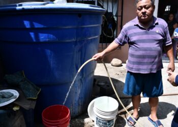 “Vivimos peleando por el agua”: moradores del barrio 18 de Octubre denuncian cuatro años de escasez del servicio en Machala