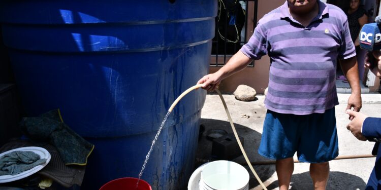 “Vivimos peleando por el agua”: moradores del barrio 18 de Octubre denuncian cuatro años de escasez del servicio en Machala