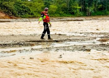 Bomberos de Machala continúan labores de búsqueda y rescate en el sector de Cantzama, Zamora Chinchipe