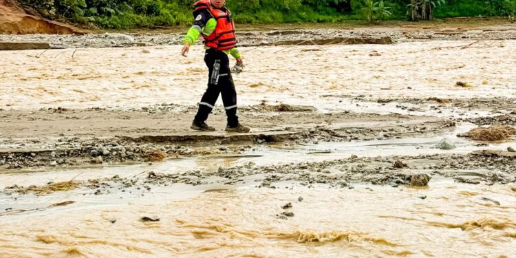 Bomberos de Machala continúan labores de búsqueda y rescate en el sector de Cantzama, Zamora Chinchipe