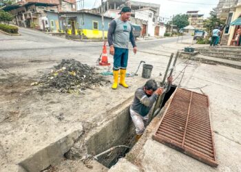 Ejecutan labores de limpieza de sedimentos en los pasos de aguas lluvias de la ciudadela 11 de Noviembre