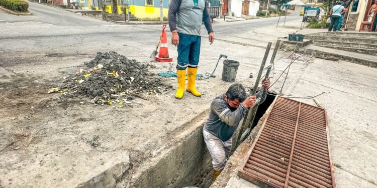 Ejecutan labores de limpieza de sedimentos en los pasos de aguas lluvias de la ciudadela 11 de Noviembre