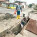 Ejecutan labores de limpieza de sedimentos en los pasos de aguas lluvias de la ciudadela 11 de Noviembre
