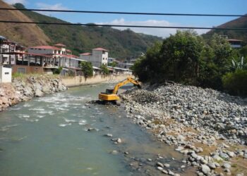 Alcaldía de Portovelo inicia trabajos de dragado y limpieza preventiva en el río Amarillo