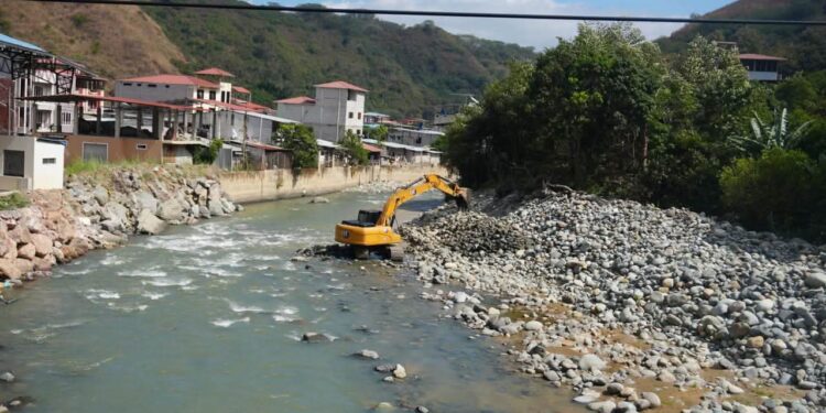 Alcaldía de Portovelo inicia trabajos de dragado y limpieza preventiva en el río Amarillo