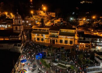 Portovelo vivió una noche mágica llena de luz, cultura y tradición en su parque central