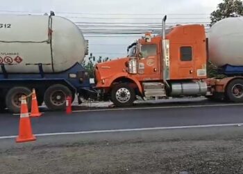 Choque entre dos tanqueros de gas obligó al cierre total de la vía Machala – Guayaquil