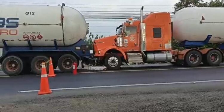 Choque entre dos tanqueros de gas obligó al cierre total de la vía Machala – Guayaquil