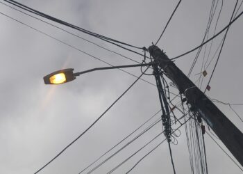 Vecinos de El Cambio denuncian que luminarias permanecen encendidas permanentemente y elevan preocupación por costos de luz