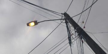 Vecinos de El Cambio denuncian que luminarias permanecen encendidas permanentemente y elevan preocupación por costos de luz