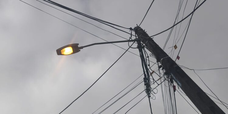 Vecinos de El Cambio denuncian que luminarias permanecen encendidas permanentemente y elevan preocupación por costos de luz