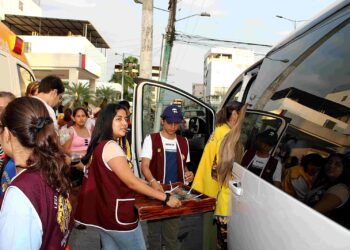 Club Leos lleva esperanza y raciones de alimentos a familiares de pacientes en el Hospital Teófilo Dávila