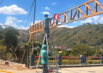 Alcaldía de Portovelo concluye reparación del arco limitador de altura en el puente de la ciudadela La Florida