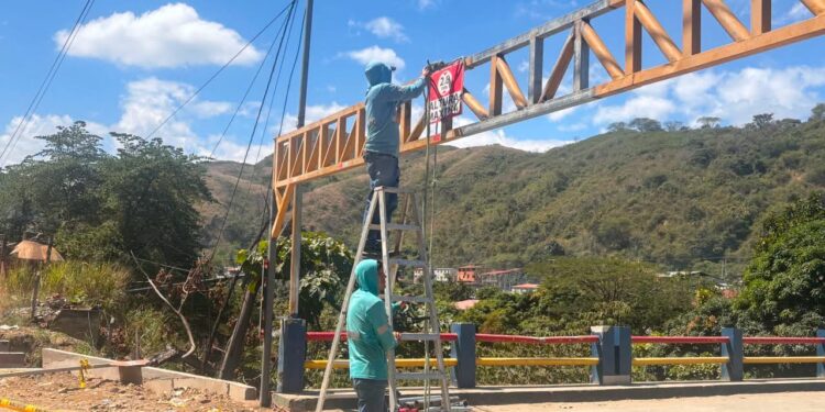 Alcaldía de Portovelo concluye reparación del arco limitador de altura en el puente de la ciudadela La Florida