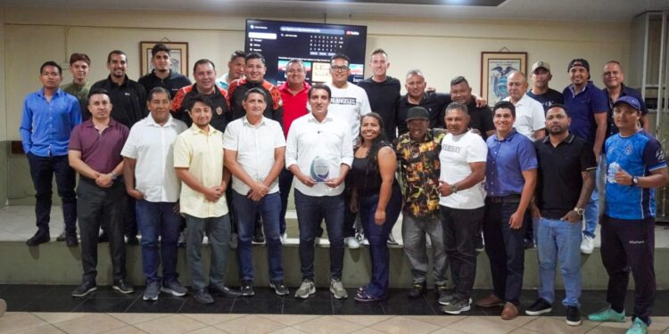 Andrés Vázquez recibe reconocimiento de escuelas de fútbol por su constante apoyo al deporte formativo