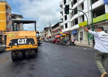 Avanza la regeneración vial con el asfaltado de la calle Colón a la altura del parque 1 de Mayo