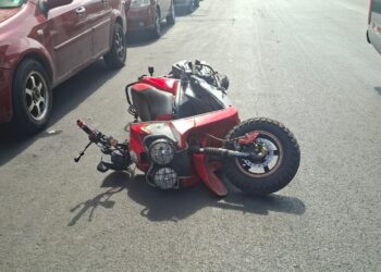 La tumbaron de la moto y la arrastraron para robarle en pleno centro de Machala
