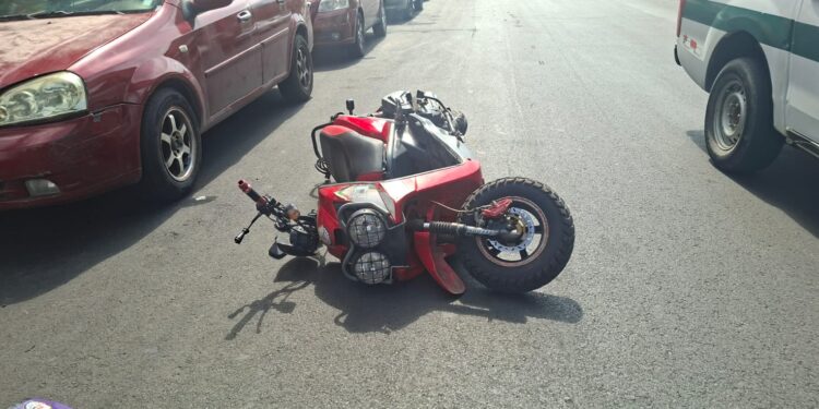 La tumbaron de la moto y la arrastraron para robarle en pleno centro de Machala