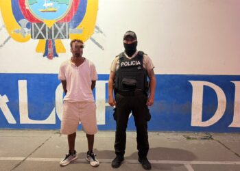 Policía detiene a sujeto con pistola y radio de comunicación en el sur de Machala
