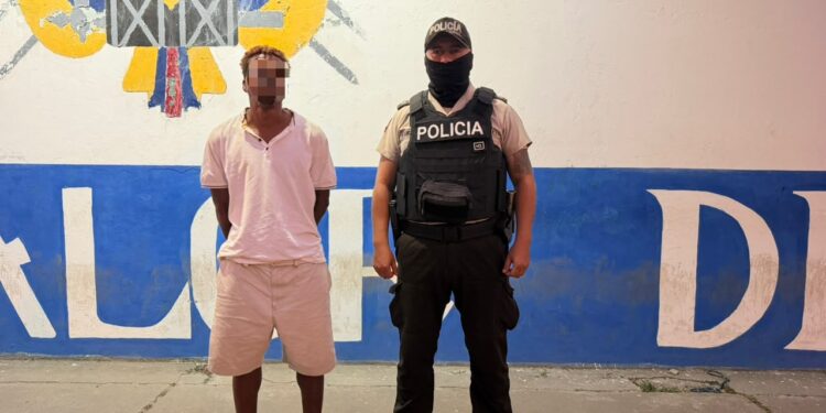 Policía detiene a sujeto con pistola y radio de comunicación en el sur de Machala
