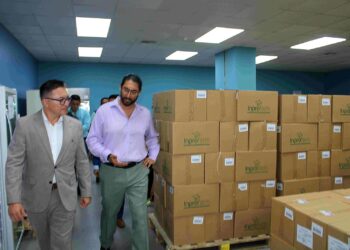 Gobernador de El Oro inspecciona el abastecimiento de medicinas en el Hospital Teófilo Dávila