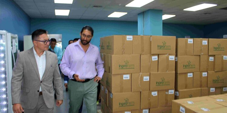 Gobernador de El Oro inspecciona el abastecimiento de medicinas en el Hospital Teófilo Dávila