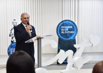 Ronald Spina inaugura la red de conectividad de quinta generación de la CNT en Machala